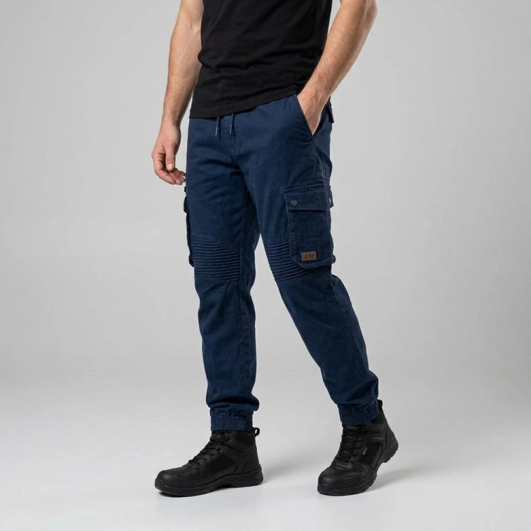 Spodnie joggery RIDER granatowe na modelu