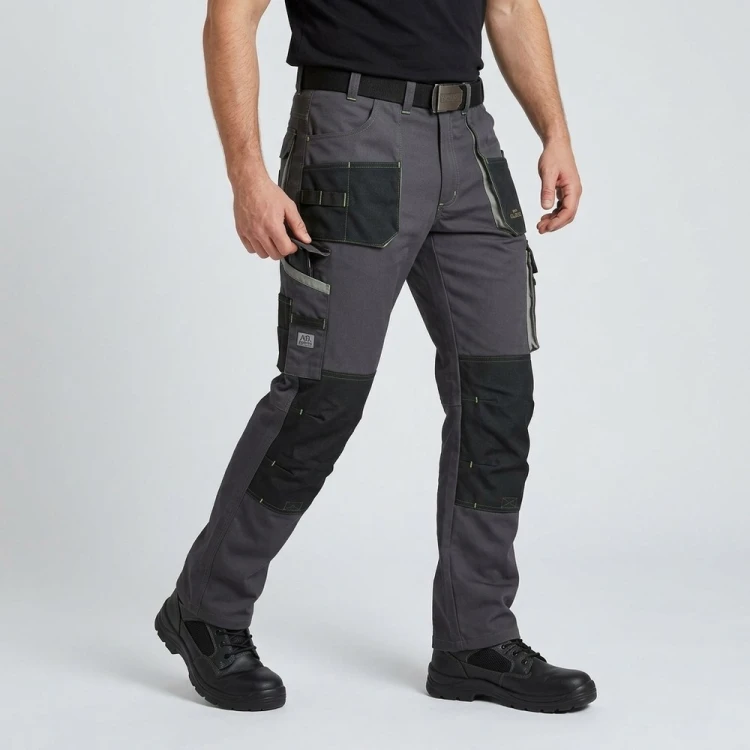 Spodnie robocze CLASSIC GREY na modelu