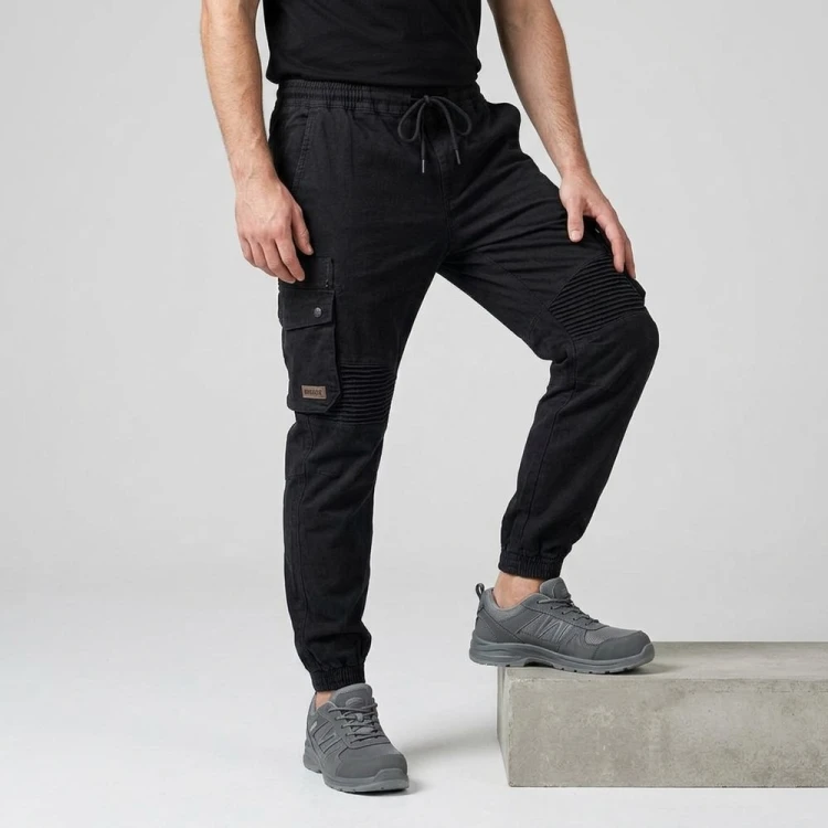 Spodnie joggery RIDER czarne na modelu