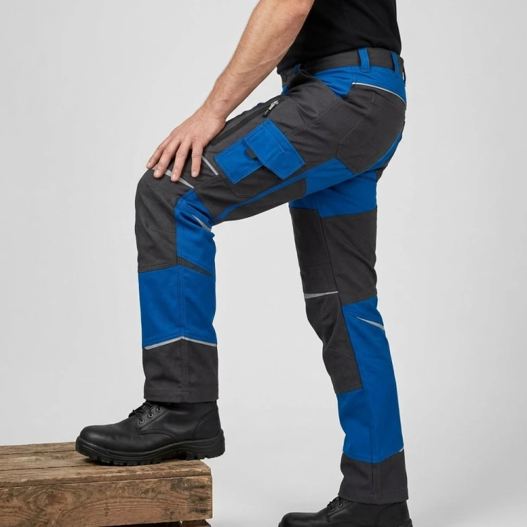 Spodnie robocze COTTONFLEX charcoal-niebieskie na modelu