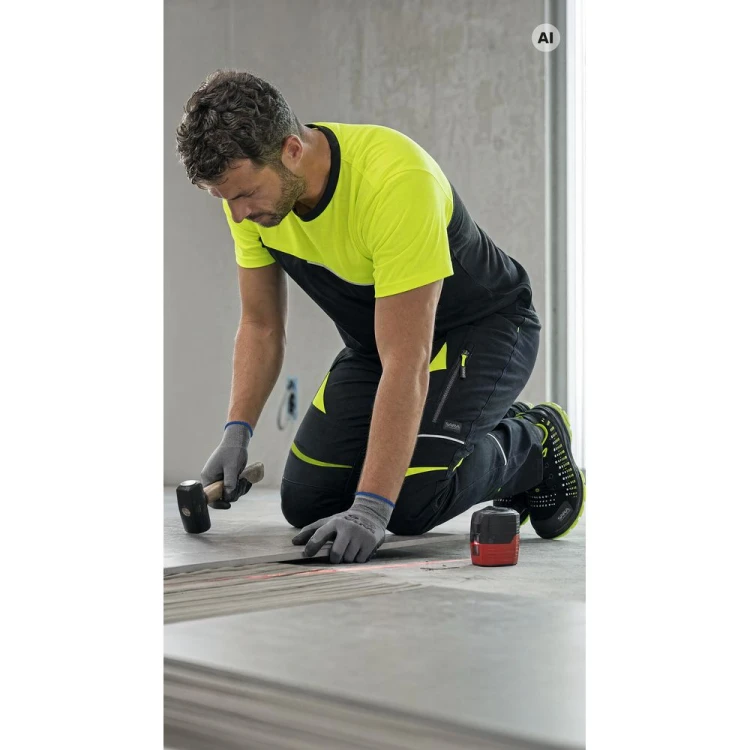Spodnie COTTONFLEX czarno-żółte – zdjęcie w użyciu