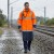 Płaszcz Portwest H446 przy torach kolejowych