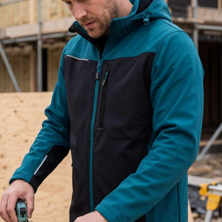 Softshell COMFORT PLUS czarno-petrolowy – zdjęcie w użyciu