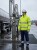Kurtka Multinorm Hi-Vis ROSSINI 1969 w użyciu – baza paliwowa w deszczu