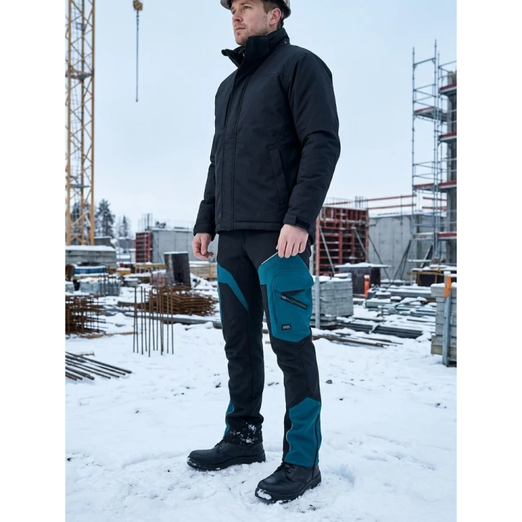 Spodnie COMFORT WINTER czarno-petrolowe w pracy na budowie zimą
