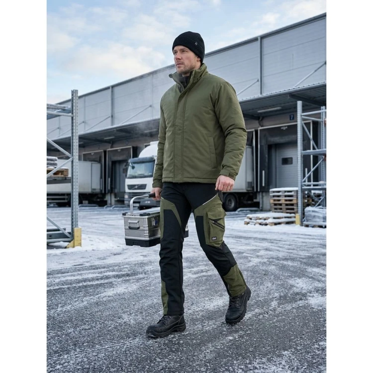 Spodnie COMFORT WINTER czarno-oliwkowe – zastosowanie w magazynie