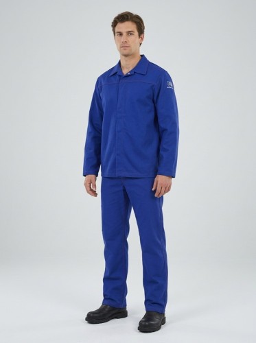 Ubranie spawalnicze SPAWACZ niebieskie – bluza i spodnie na modelu