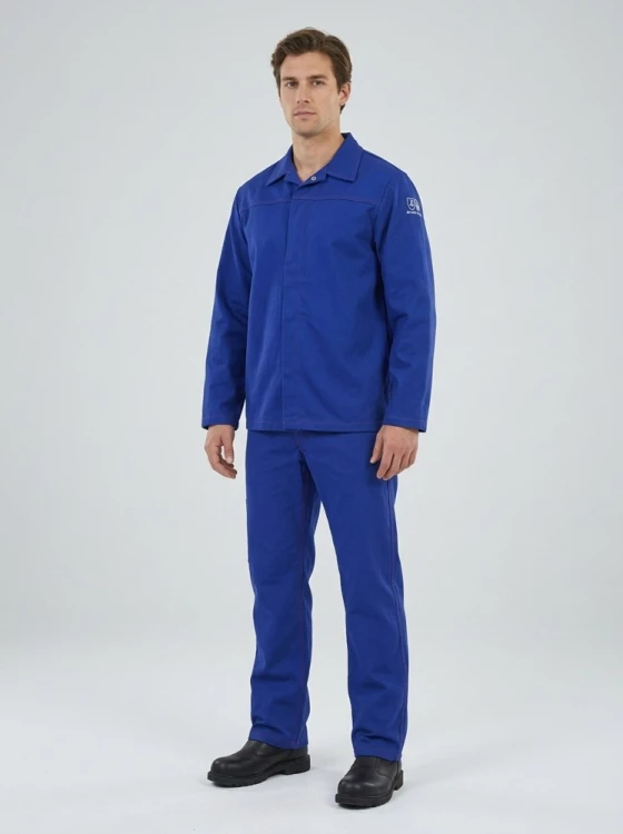 Ubranie spawalnicze SPAWACZ niebieskie – bluza i spodnie na modelu