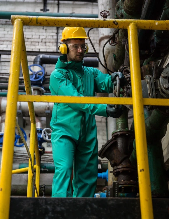 Kombinezon kwasoodporny PROS 424 w zakładzie chemicznym
