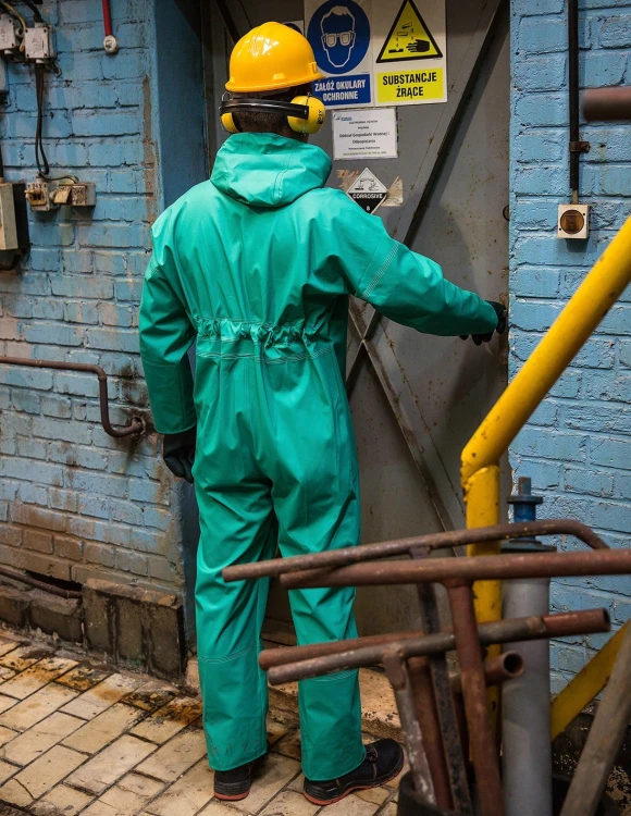 Kombinezon chemoochronny PROS 424 – widok z tyłu w pracy