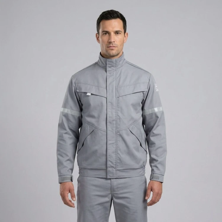 Bluza kwasoodporna antystatyczna CHEMIK AS jasnoszara na modelu