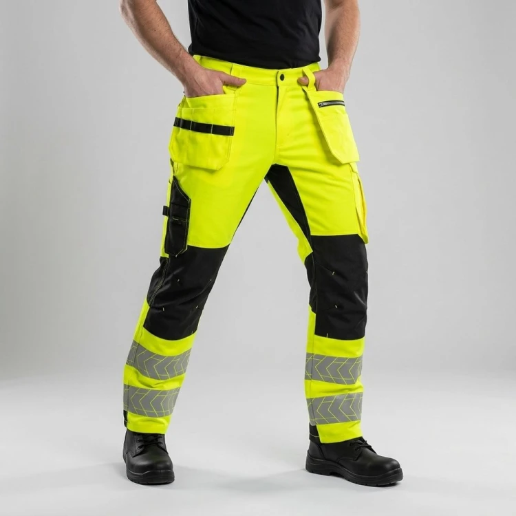 Spodnie ostrzegawcze MONTER HI-VIS na modelu